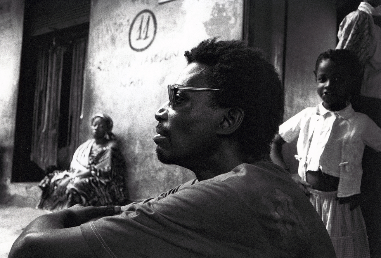 Bouna Medoune Seye pendant le tournage de son film "Saï Saï By, dans les Tapats de Dakar", 1995 © Photo Revue Noire