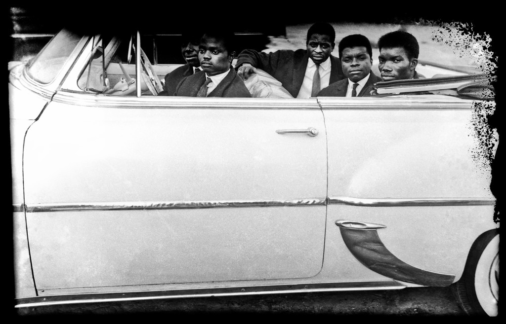 Dans leur belle Américaine décapotable [Chevrolet Two-Ten convertible V16 de 1950-1953]Kinshasa ca.1955-1965 – © Photo Estate Depara 