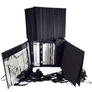 Box 'Collection Revue Noire' : les 35 numéros du magazine, sculpture textile de Joël Andrianomearisoa, dessin de Pascale Marthine Tayou