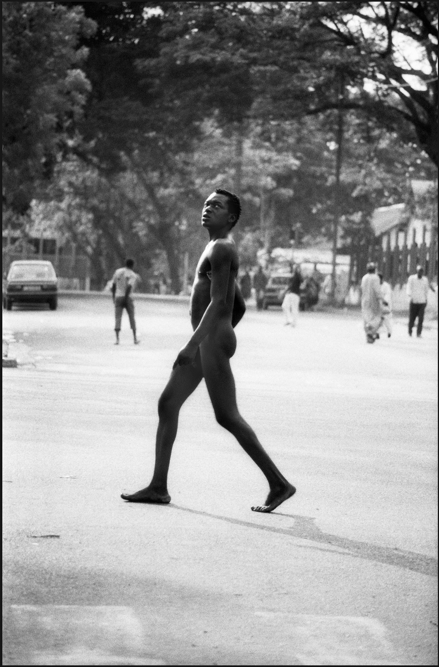 © photo Dorris Haron Kasco, Fou nu dans une rue d'Abidjan, Côte d'Ivoire 1992
