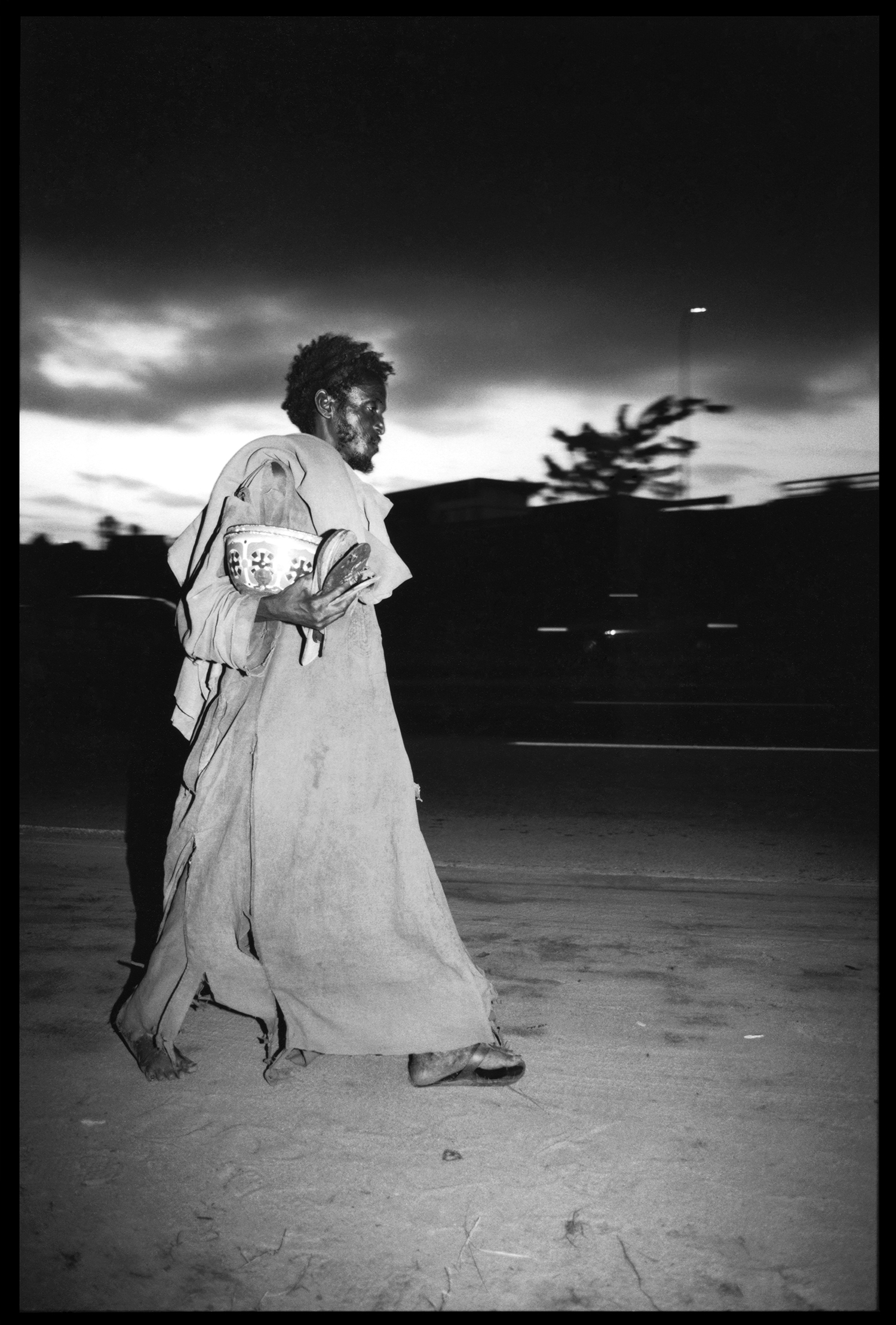 © photo Dorris Haron Kasco, Fou marchant dans la nuit d'Abidjan, Côte d'Ivoire 1992