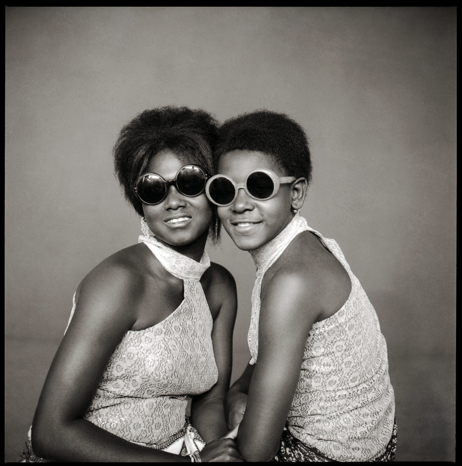 © photo Abdourahmane Sakaly, Deux jeunes filles Yé-Yé avec lunettes de soleil, Bamako, Mali vers 1965
