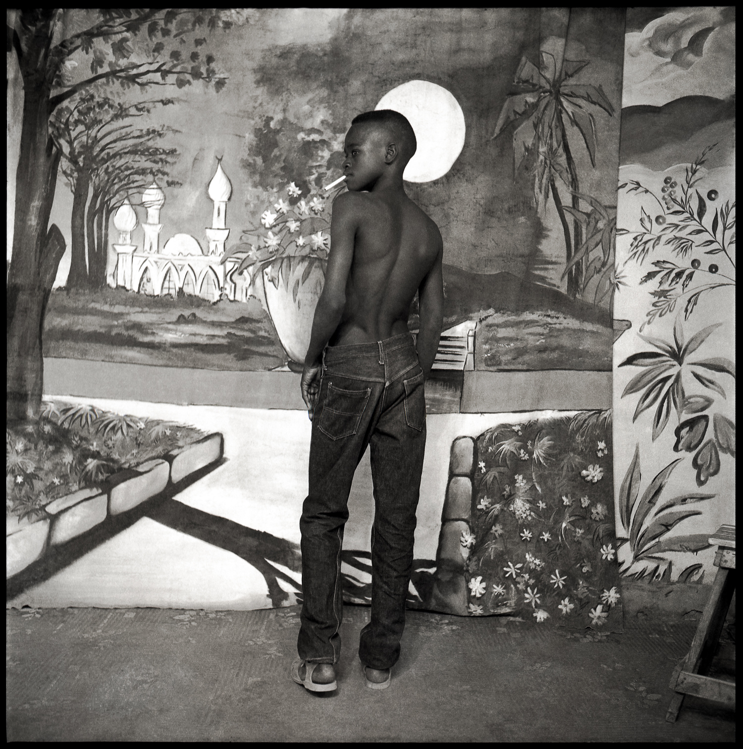 © photo Abdourahmane Sakaly, Jeune garçon avec cigarette en studio, Bamako, Mali vers 1965