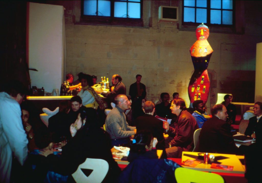 "Suites Africaines" exposition Revue Noire, Paris 1997 - l'espace rencontre café-restauration avec les sculptures de Mickael Bethe-Sélassié