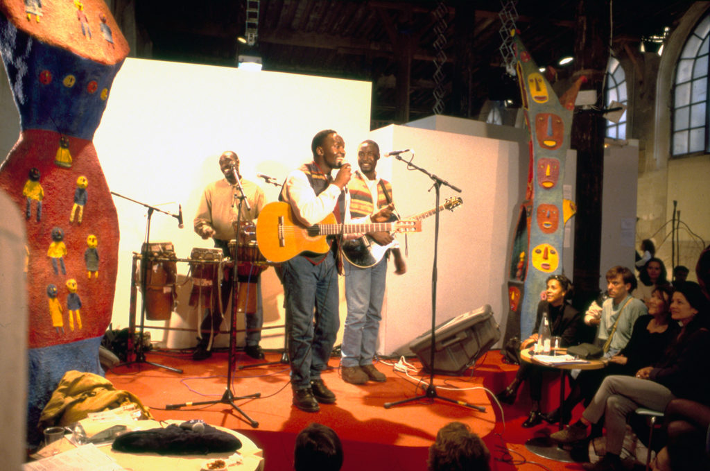 "Suites Africaines" exposition Revue Noire, Paris 1997 - Les frères Guissé (Sénégal) à leur concert au milieu des sculptures de Mickael Bethe-Sélassié (Éthiopie)