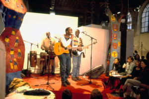"Suites Africaines" exposition Revue Noire, Paris 1997 - Les frères Guissé (Sénégal) à leur concert au milieu des sculptures de Mickael Bethe-Sélassié (Éthiopie)