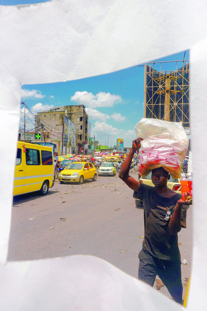 Kinshasa 2020, série "Ma fenêtre en papier" © photo Alain Nzuzi Polo